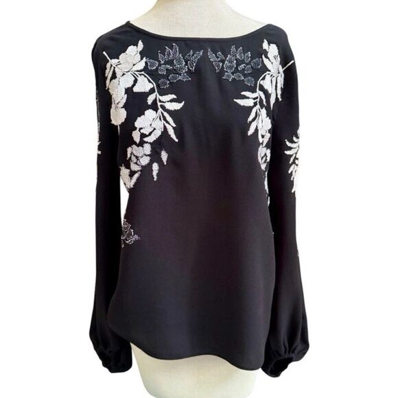A charming floral design in textured embroidered bell sleeve's XS. - Picture 1 of 7